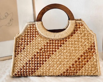 Handwoven Raffia Top Handle Bag with Wooden Handles – Coastal Resort Purse