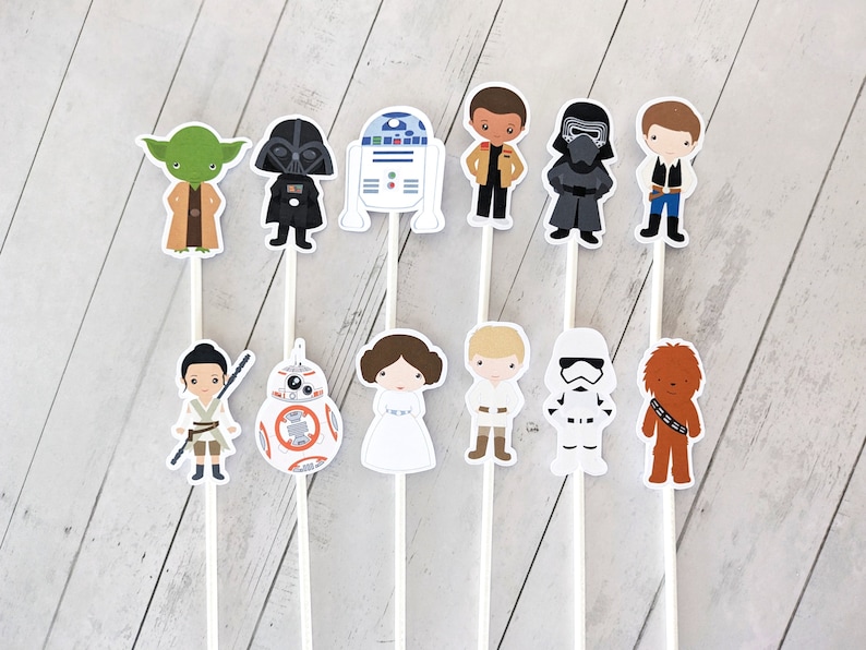 Puede incluir: Un conjunto de 10 adornos para tartas de personajes de Star Wars. Los adornos representan personajes como Yoda, Darth Vader, R2-D2, Han Solo, Chewbacca, la princesa Leia y un Stormtrooper. Los adornos est&aacute;n impresos en cartulina y unidos a palos de madera.
