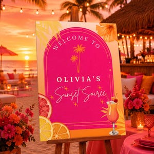 Könnte beinhalten: Ein rechteckiges Veranstaltungsschild auf einer Holzstaffelei mit einem leuchtend pinkfarbenen, gewölbten Zentrum und dem Text "WELCOME TO OLIVIA'S Sunset Soiree". Das Design zeigt Illustrationen von zwei Palmen, Zitrusfrüchten und einem Cocktail.