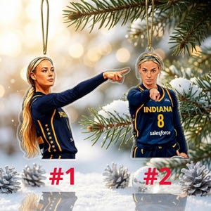 Può includere: Due ornamenti piatti in acrilico raffiguranti una giocatrice di basket bionda con una maglia dell'Indiana blu navy e oro. Il primo ornamento mostra la giocatrice che indica di lato, il secondo la mostra che indica in avanti con il numero 8.