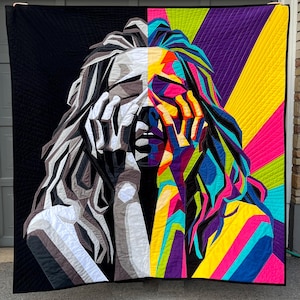 Pode incluir: Uma grande tapeçaria de parede acolchoada com um retrato dividido. Um lado é em tons de cinza, o outro vibrante com cores neon. A obra de arte retrata uma pessoa com as mãos cobrindo o rosto, com formas e linhas geométricas.