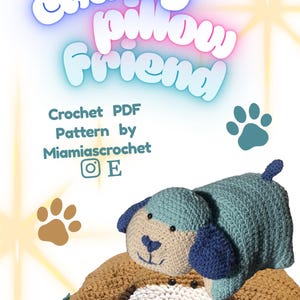 Könnte beinhalten: Ein Häkelmuster für ein kissenförmiges Hund. Das Kissen ist blau, beige und weiß, mit dunkelblauen Akzenten. Der Text "Cuddly Pillow Friend" steht oben, darunter "Crochet PDF Pattern by Miamiascrochet".