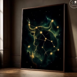 Puede incluir: Una pieza de arte mural rectangular enmarcada con un fondo de nebulosa etéreo y oscuro en tonos verde profundo y negro. La imagen muestra la constelación de Tauro formada por puntos de estrellas dorados brillantes sobre una silueta de toro.