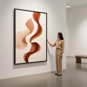Puede incluir: Una gran pieza de arte mural rectangular enmarcada en negro, con formas abstractas fluidas en tonos terracota, naranja quemado y crema. La composición consta de cintas curvas superpuestas que crean una sensación de profundidad.