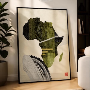 Puede incluir: Una impresión de arte mural rectangular enmarcada que presenta un mapa estilizado de África en tonos verde oliva y negro con patrones intrincados. La composición incluye una forma de abanico blanca en la parte inferior y un sello rojo.