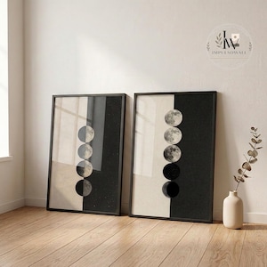 Puede incluir: Dos cuadros verticales enmarcados con un diseño dividido en fondos crema y negro. Cada lámina muestra una columna vertical de cuatro fases lunares circulares. La esquina superior derecha contiene un logotipo circular con el texto IMPULSOWALL.