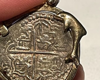Atocha Shipwreck 8 Reales zilveren munthanger met replica dolfijnbaal, maar zilver uit een baar die op dat schip is teruggevonden