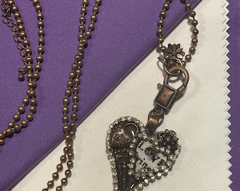 Handgemaakte rustieke hartketting | Vintage hanger met sleutel en wijzerplaat | Strass liefdesbedel | Mixed media statement-sieraden
