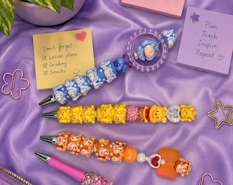 Penna con perline ispirata al cartone animato Winnie the Pooh / Penna glitterata fatta a mano / Articoli scolastici estetici