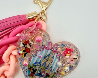 Portachiavi a forma di cuore in resina fatto a mano Disney / Ciondolo glitterato / Accessorio carino per borse, zaini e borsette / Regalo fatto a mano