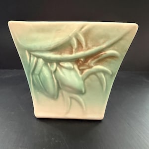 Vaso vintage in ceramica McCoy con boccioli di giglio