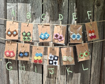 Orecchini pendenti quadrati colorati in stile nonna, realizzati a mano con la tecnica del micro crochet.