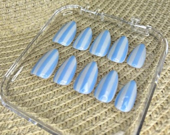 Babyblauwe streep druk op de nagels