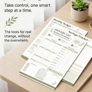 Peut inclure: Plusieurs planificateurs budgétaires imprimés avec les textes "Budget Mensuel", "Liste d'Épicerie" et "Suivi des Économies". Ils sont posés sur une surface en bois clair, avec une petite plante succulente en pot et un stylo. Le texte "Votre argent, enfin organisé" est en haut.