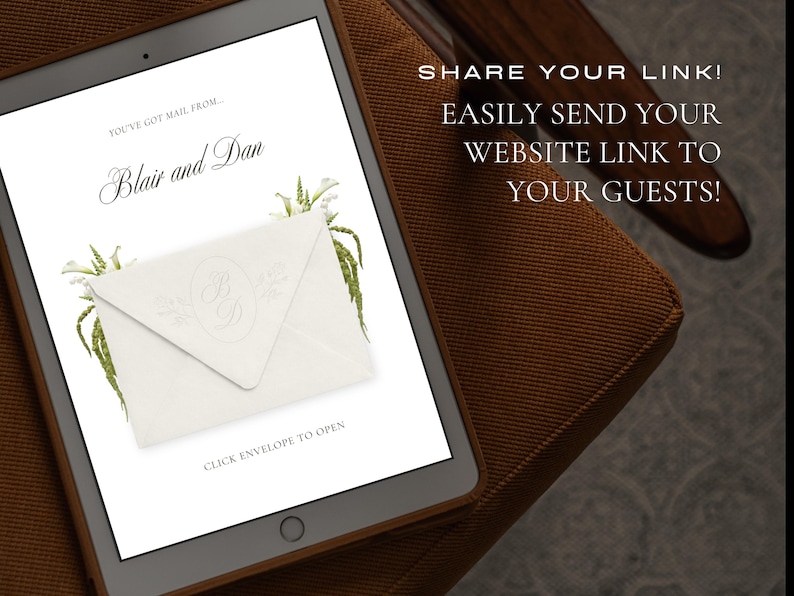 Puede incluir: Una pantalla de tableta que muestra una invitaci&oacute;n digital con el texto YOU'VE GOT MAIL FROM... Blair and Dan, un gr&aacute;fico de sobre blanco con un monograma y detalles florales verdes, y el texto CLICK ENVELOPE TO OPEN abajo.