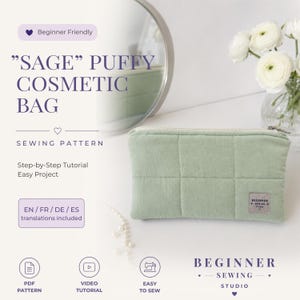 Op de afbeelding: Een saliegroene rechthoekige gewatteerde cosmetische tas met een ritssluiting en een klein rechthoekig label met de tekst Beginner Sewing Studio. De tekst op de afbeelding bevat SAGE PUFFY COSMETIC BAG, SEWING PATTERN, Step-by-Step Tutorial en Easy Project.