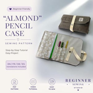 Op de afbeelding: Een naaipatroon voor een Almond etui, met een gesloten bruine corduroy etui met een crèmekleurige band en een open etui met een bloemmotief aan de binnenkant, een ritsvak en drie vakjes voor pennen.