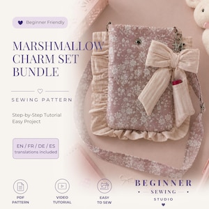 Peut inclure: Un patron de couture pour un ensemble Marshmallow Charm Set Bundle comprenant un sac bandoulière rose poudré à motifs floraux, agrémenté de volants beiges et d'un grand nœud. Le texte indique Marshmallow Charm Set Bundle et Beginner Sewing Studio.