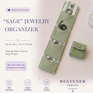 Op de afbeelding: Een naaipatroon voor een saliegroene sieradenorganizer, bestaande uit een lange stoffen rol met meerdere vakjes en een bijpassend opgevouwen tasje. De tekst luidt: "SAGE" JEWELRY ORGANIZER, Beginner Friendly, SEWING PATTERN, Step-by-Step Tutorial, Easy Project, EN/FR/DE/ES translations included, PDF PATTERN, VIDEO TUTORIAL, EASY TO SEW, BEGINNER SEWING STUDIO.