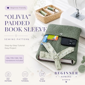 Könnte beinhalten: Eine grüne Cord-Buchhülle mit floralem Schleifenband, die ein Buch, ein Telefon und Schreibwaren enthält. Das Bild enthält den Text "Olivia Padded Book Sleeve Sewing Pattern" und "Beginner Sewing Studio".