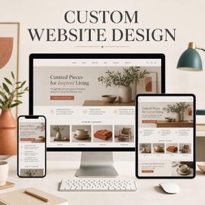 Może przedstawiać: Monitor komputerowy, tablet i smartfon wyświetlające niestandardowy projekt strony internetowej zatytułowany Curated Pieces for Inspired Living. Ekrany pokazują interfejs w neutralnych odcieniach z kategoriami produktów i menu nawigacyjnym.
