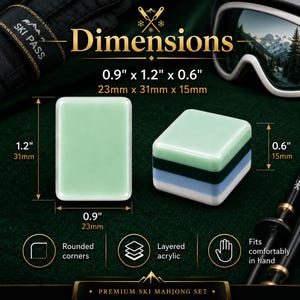 Pu&ograve; includere: Due tessere Mahjong in acrilico verde chiaro con angoli arrotondati. Una tessera &egrave; rettangolare, l'altra &egrave; un cubo a strati con sezioni verdi, nere e blu. Dimensioni: 23mm x 31mm x 15mm. Il testo recita "PREMIUM SKI MAHJONG SET."