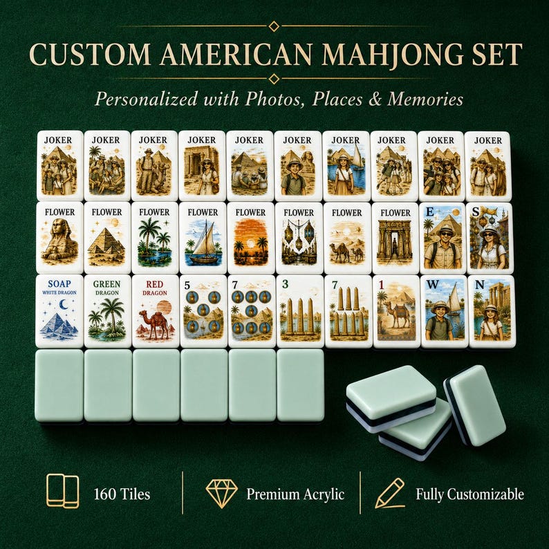 K&ouml;nnte beinhalten: Ein individuelles amerikanisches Mahjong-Set mit 160 wei&szlig;en Acryl-Spielsteinen, die mit Fotos und Reise-Illustrationen personalisiert sind. Das Set enth&auml;lt Joker-, Blumen-, Drachen- und nummerierte Steine mit Aufschriften wie JOKER, FLOWER, SOAP und Himmelsrichtungen.