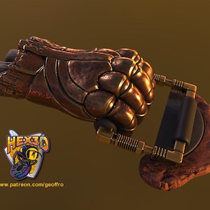 Könnte beinhalten: Ein bronzefarbener, metallischer Türklopfer in Form eines Handschuhs mit einer geballten Faust. Der Klopfer ist an einer strukturierten, unregelmäßigen Grundplatte mit einem rechteckigen Griff befestigt. Ein Logo mit dem Text HEX3D und einer URL ist sichtbar.