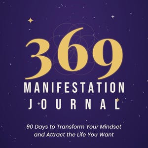 Può includere: Una copertina di libro viola scuro intitolata The 369 Manifestation Journal, 90 Days to Transform Your Mindset and Attract the Life You Want di Sam Ashton, Northlight Publishing. Il design presenta grandi numeri dorati, una luna crescente e stelle.