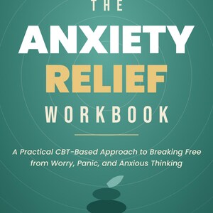Op de afbeelding: Een boek getiteld The Anxiety Relief Workbook met een groenblauwe kaft en witte en gele tekst. De ondertitel luidt A Practical CBT-Based Approach to Breaking Free from Worry, Panic, and Anxious Thinking door Sam Ashton, Northlight Publishing.