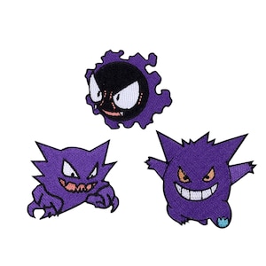 Peut inclure: Trois écussons brodés représentant des personnages de fantômes de dessins animés en violet, noir, blanc et orange. Les écussons représentent un Gastly, un Haunter et un Gengar, chacun avec des expressions et des motifs uniques. Idéal pour décorer des vêtements ou des accessoires.