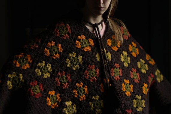 Amazing 60s 70s Granny square crochet poncho, Hand