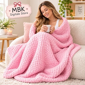 Peut inclure: Une couverture en tricot épais de couleur rose tendre avec un motif de points en relief. La couverture est drapée sur un canapé blanc. Un logo dans le coin supérieur gauche indique MBK Digitals Store avec une icône de nœud rose.