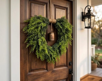 Corona de ciprés artificial en forma de corazón con campana rústica, colgador de yute natural para puerta principal y decoración de estilo rústico.