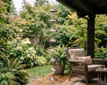 Cadena de lluvia decorativa con diseño de paraguas, piña, hongo y anillo. Una alternativa funcional a los bajantes para jardines y patios exteriores.