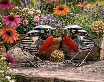 Escultura artesanal de un petirrojo hecha con chatarra reciclada. Estatua única de arte, adorno decorativo ideal para el hogar, jardín, patio, interiores y exteriores.