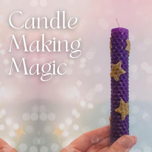 Puede incluir: Vela de panal de abeja púrpura con detalles de estrellas doradas. La vela se sostiene en una mano y el texto "Candle Making Magic" es visible en el fondo.