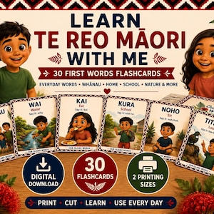 Può includere: Un set di 30 flashcard educative intitolate Learn Te Reo Māori With Me, con illustrazioni di bambini e parole māori come Whānau, Wai, Kai, Kura, Noho e Titiro. Le carte includono traduzioni in inglese, guide alla pronuncia e icone per il download digitale.