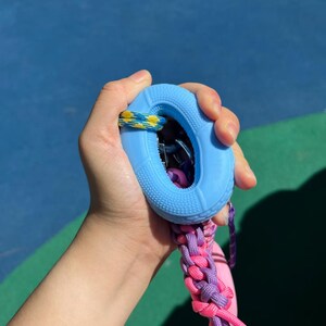 タイヤ型テクスチャー減圧キーホルダー、シリコン製スクイーズストレス解消おもちゃバッグハンガー、マカロン色の手織りロープキーホルダー