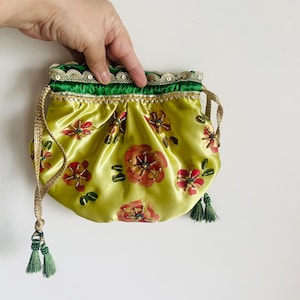 Handbeschilderde satijnen Potli-tas, chartreuse en bladgroen, etnische portemonnee, Mehendi, Indiase bruiloftstijl 2