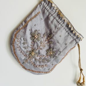 Bolso Potli de seda con cuentas hechas a mano, gris plateado y oro antiguo, bolso étnico, boda india