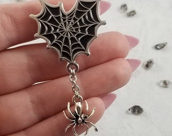 Épingle en émail toile d'araignée, épingle araignée, épingle toile, épingle toile d'araignée, épingle horreur, épingle sorcière, épingle Halloween, épingle effrayante, épingle gothique, épingle effrayante, gothique