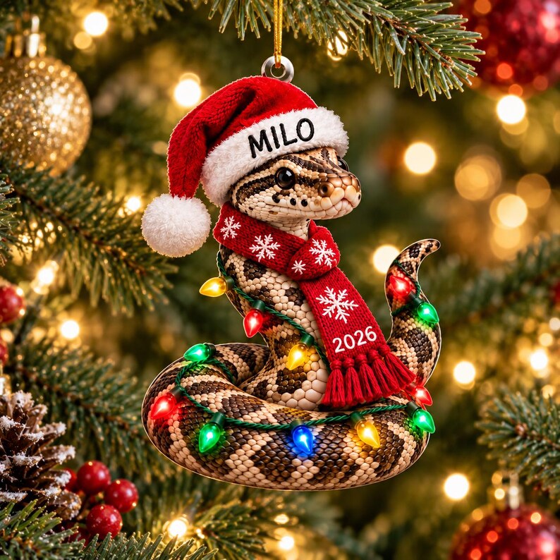 Adorno acrílico personalizado de pitón bola con nombre personalizado, gorro de Papá Noel, bufanda 2026 y luces. imagen 6