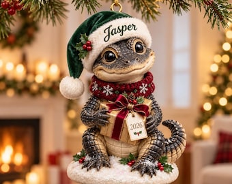Adorno acrílico personalizado de caimán bebé con nombre personalizado, gorro de Papá Noel verde, regalo y 2026