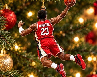 Gepersonaliseerd acryl kerstornament van een basketballer, met eigen naam, rugnummer en dunk-motief. Kerstcadeau!