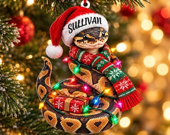 Adorno acrílico personalizado de pitón bola con nombre personalizado, gorro de Papá Noel, bufanda, regalo y luces.