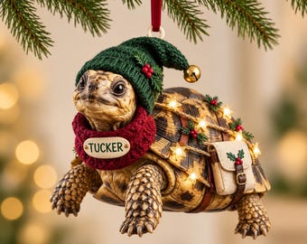 Adorno acrílico personalizado de tortuga con nombre personalizado, gorro de elfo, bufanda, mochila y luces de estrellas.