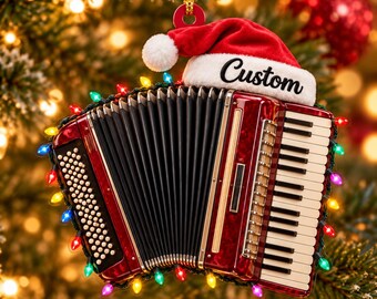Adorno acrílico rojo personalizado con forma de acordeón, gorro de Papá Noel, luces navideñas y nombre personalizado.