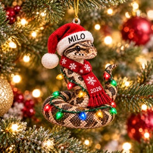 Adorno acrílico personalizado de pitón bola con nombre personalizado, gorro de Papá Noel, bufanda 2026 y luces. imagen 2