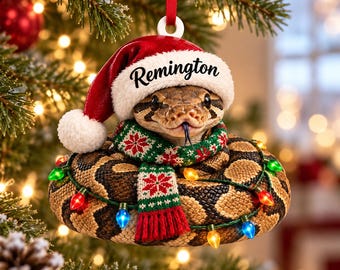 Personalisierte Acryl-Figur einer Königspython mit Weihnachtsmannmütze, Strickschal und Lichterkette